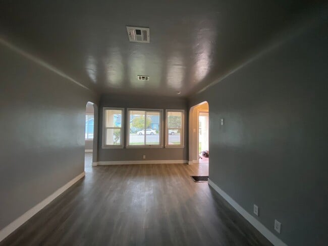 Building Photo - Follow the yellow brick to this Remodeled 2 BD 1 BA House in NE Bakersfield
