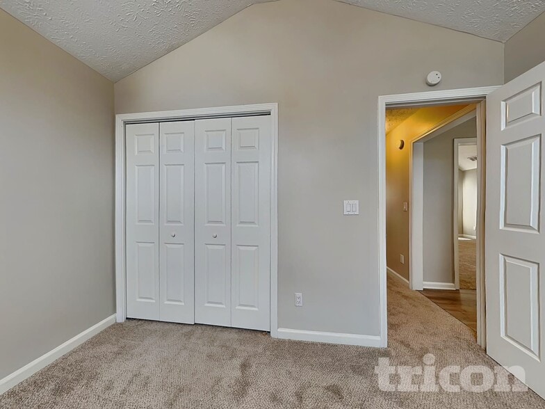 Building Photo - 2051 Meadowglen Ln