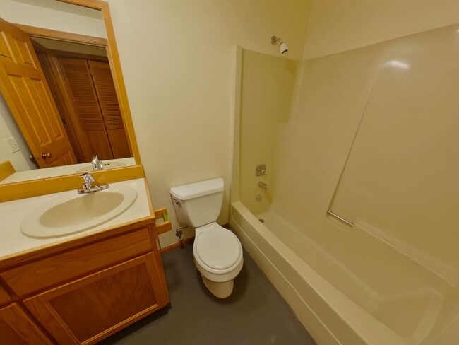 Building Photo - 2 Bedroom Condo In Fantastic Location!