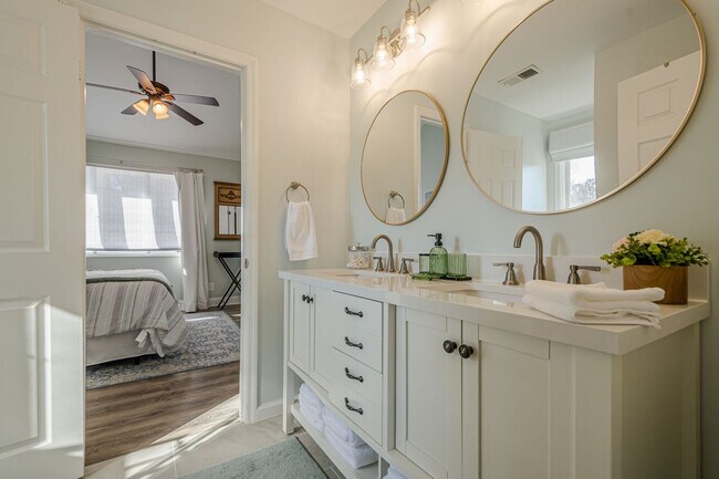 Building Photo - 117 Lakeview Cir