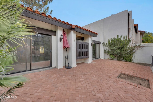 Building Photo - 620 Lakeway Dr
