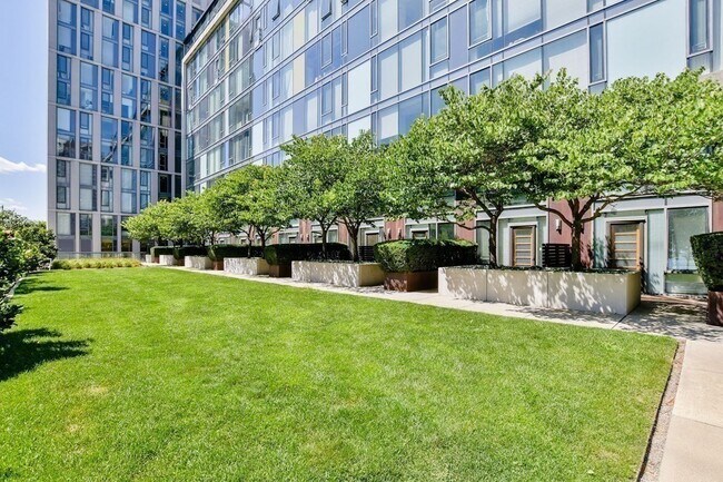 Building Photo - 2 Earhart St