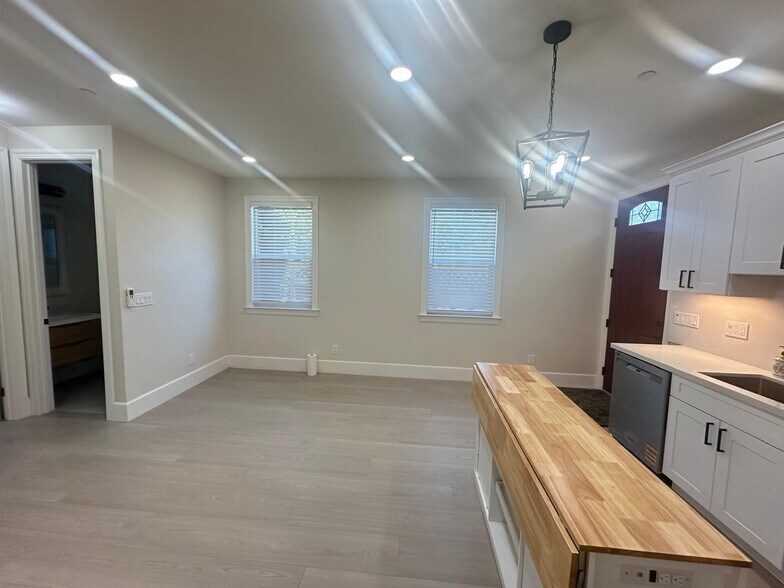 Building Photo - 1307 Lillian Ave