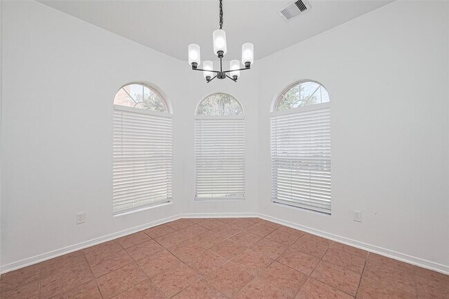 Building Photo - 12230 Hawthorne Hill Cir