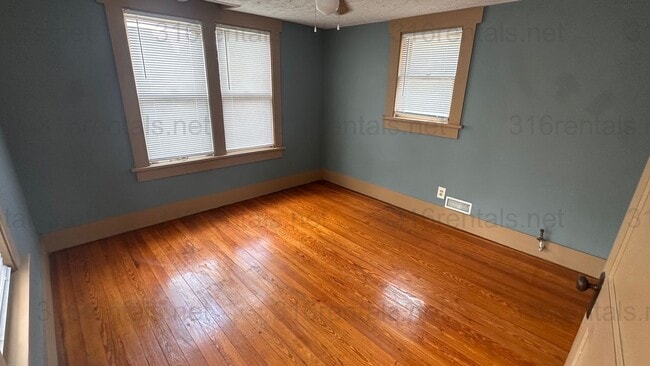 Building Photo - $1595 - 5 bed 2 bath - Single Family Home ...