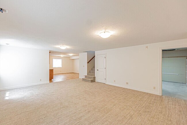 Building Photo - Beautiful- 5 bed/3 bath, 3 car garage and ...