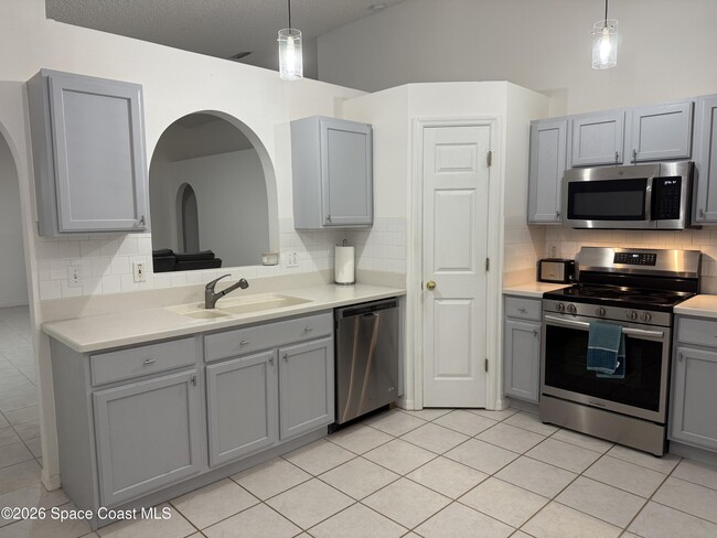 Building Photo - 2089 Redwood Cir