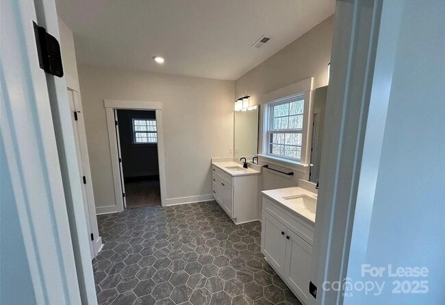 Building Photo - 302 Lester Davis Rd