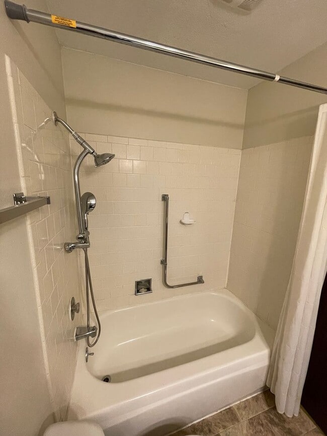 Building Photo - Hard to find 2 bdrm, 1.5 bath unit with wa...