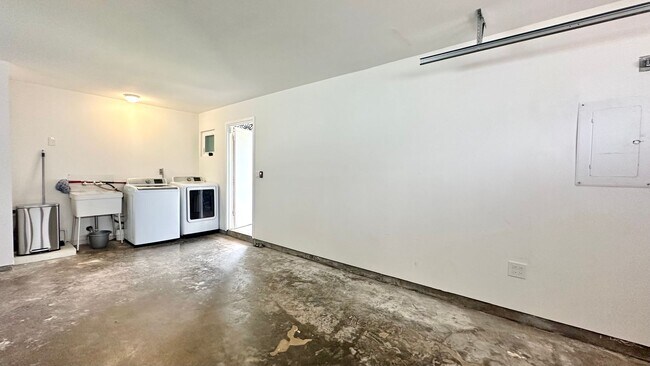 Building Photo - Fully Furnished 4 BD/3 BA Home in Mariner's Ridge!! Includes 1 Garage PRKG, W/D, Sep. Studio, & G...