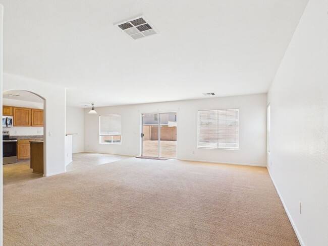 Building Photo - Spacious Heartland Ranch Beauty