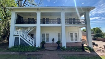 Building Photo - 2309 Oak St