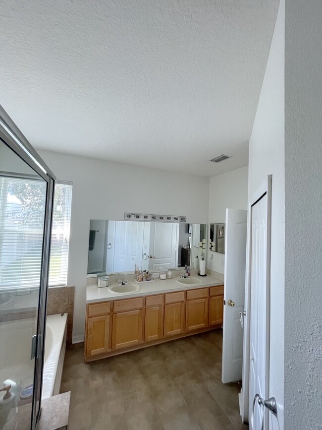 Building Photo - 27009 Arrowbrook Way