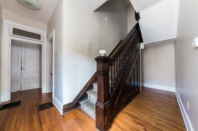 Building Photo - AVAILABLE AUGUST 2026 - Unique 3 Bedroom + den w/ Central AC in the South Side Slopes!