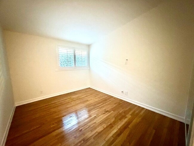 Building Photo - 4 Bedroom Beautiful Tustin Cul-De-Sac Home