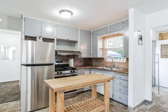 Kitchen - 401 E Maxwell Ln