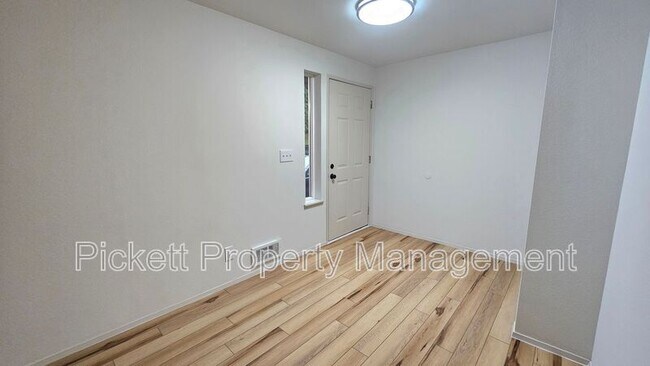 Building Photo - 6449 Lewis NE Dr