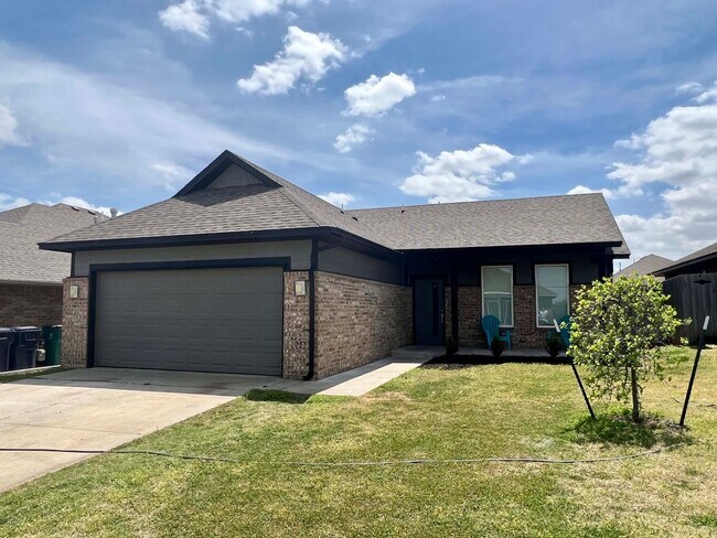 Building Photo - A Very Beautiful and Spacious 3 Bedroom 2 Bath in Yukon