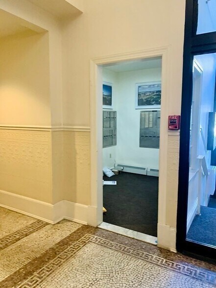 Building Photo - 483 Beacon St
