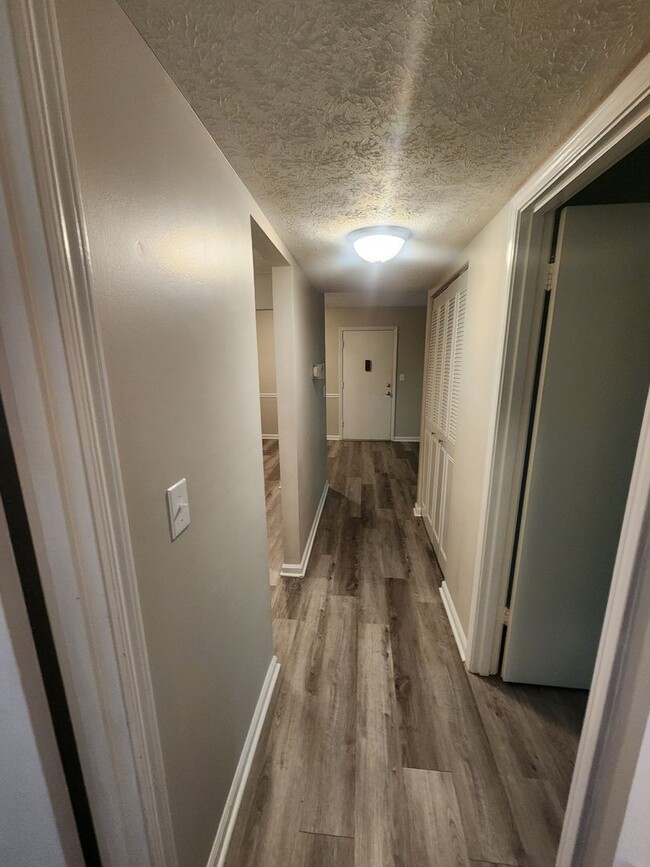 Building Photo - Lovely 1 bedroom 1 bath 2nd floor condo wi...