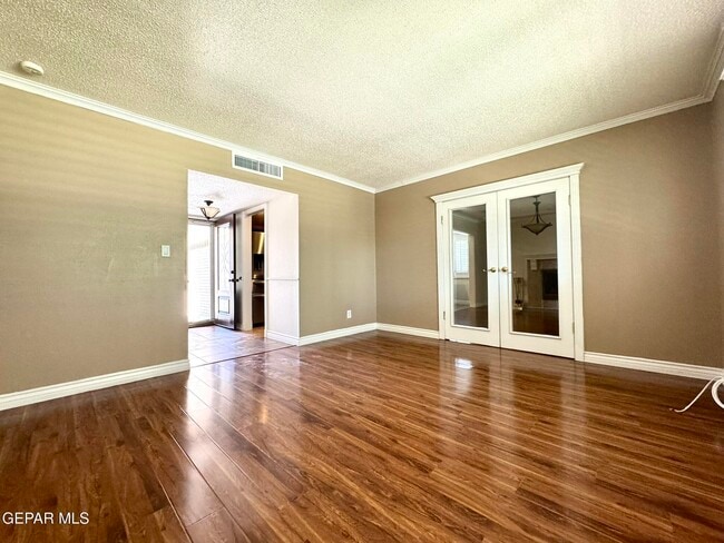 Building Photo - 10288 Lakeview Dr