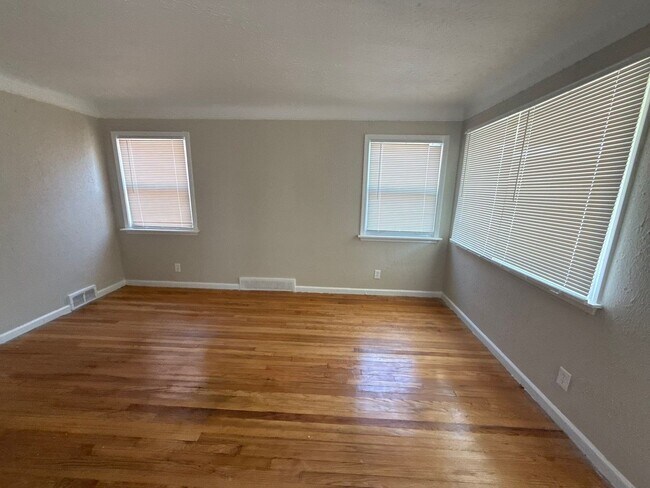 Building Photo - Renovated 3-Bedroom Home – We Welcome Sect...
