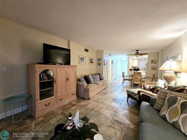 Building Photo - 1161 Hillsboro Mile