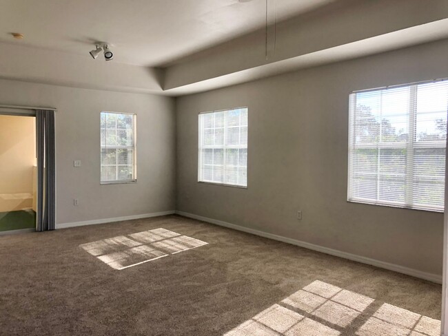 Building Photo - 2/2 condo becoming available February 1st,...