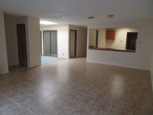 Building Photo - 2 Bedroom 2 Bath Townhouse Available for Rent