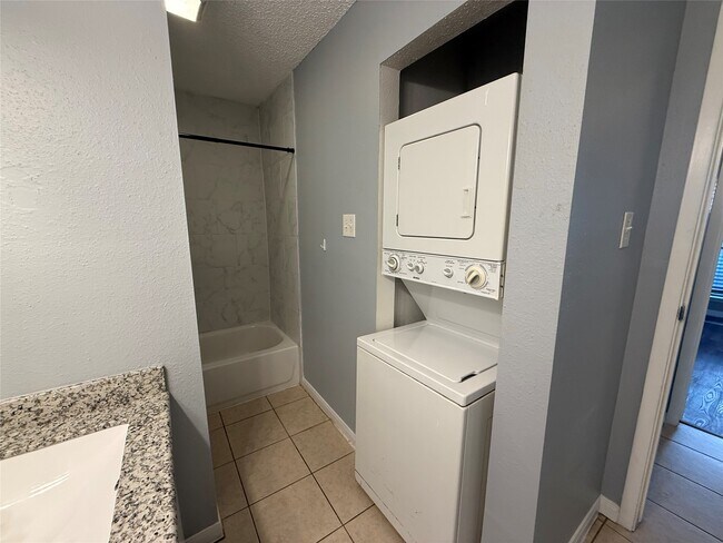Building Photo - 10049 Westpark Dr