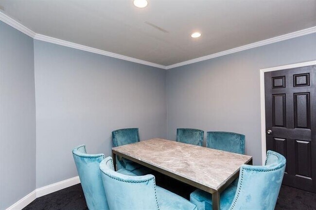 Building Photo - 14 Coopers Glen Dr SW