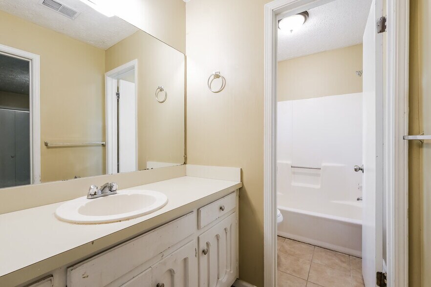 Building Photo - 2432 Hillboro Cir S W