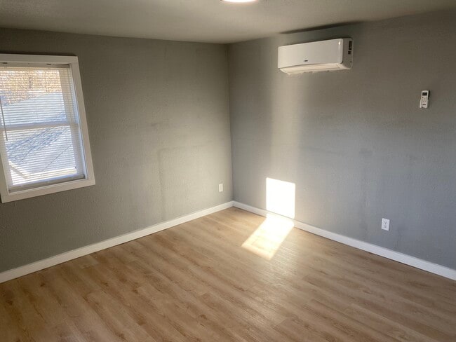 Building Photo - 1024 St Clair Ave