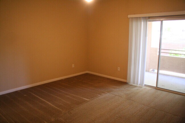 Building Photo - 2 Bed, 2 Bath, downstairs, 1 Story Unit, 1...