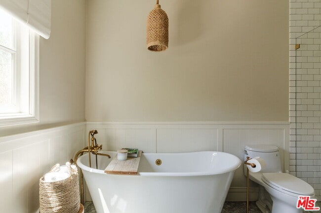 Building Photo - 231 S Thurston Ave