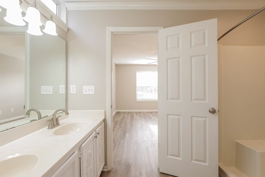 Building Photo - 3000 Parkland Dr