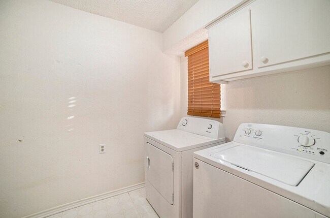 Building Photo - 1608 San Antone Ln