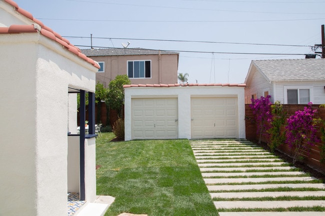 Shared Back Yard - 3625 Edenhurst Ave