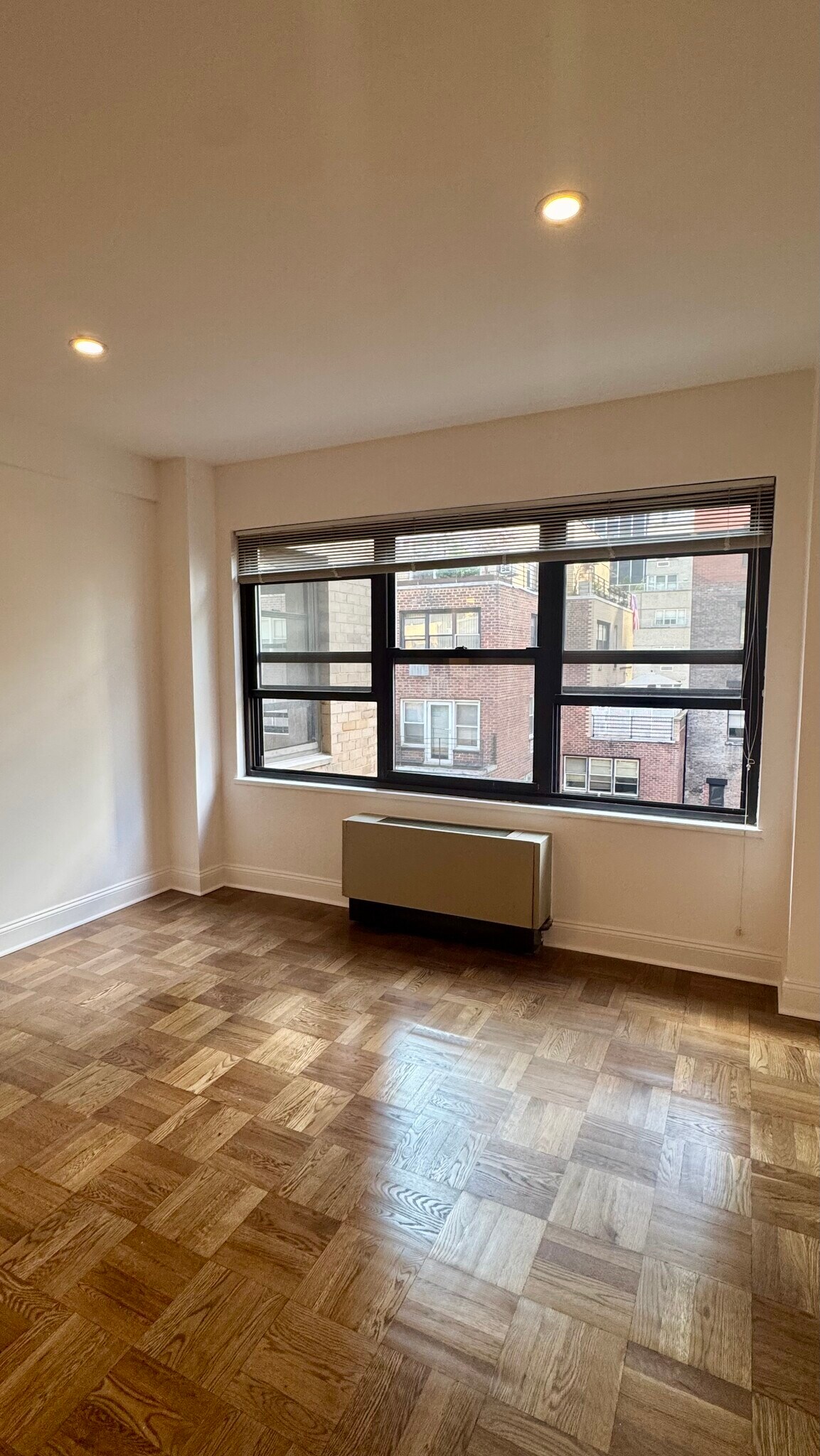 Building Photo - 140 E 56th St