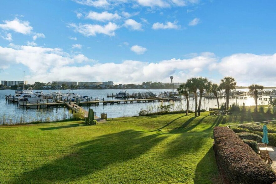 Building Photo - 214 Miracle Strip Pkwy SW