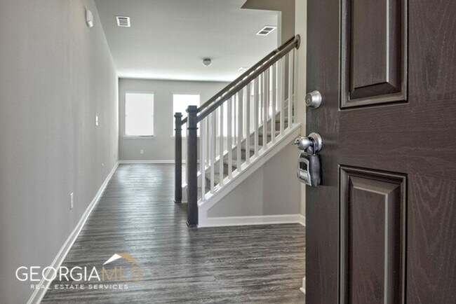 Building Photo - Prime Newnan Location! 2023 build, 3 bedroom townhome within walking distance to Downtown, The LI...