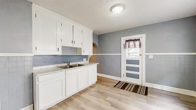 Building Photo - ** AVAILABLE OCTOBER 2025 *** Old Brooklyn...