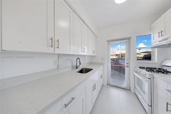 Building Photo - 6930 Rue Versailles Dr