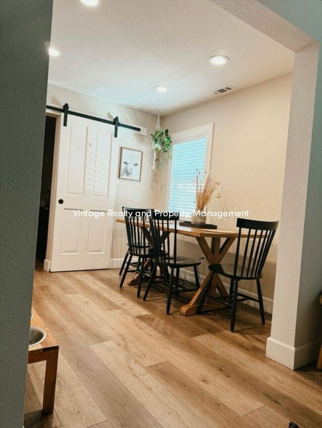 Building Photo - Available Soon! Charming Updated 2 Bed / 2...