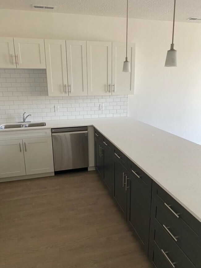 Building Photo - Spacious Town Home