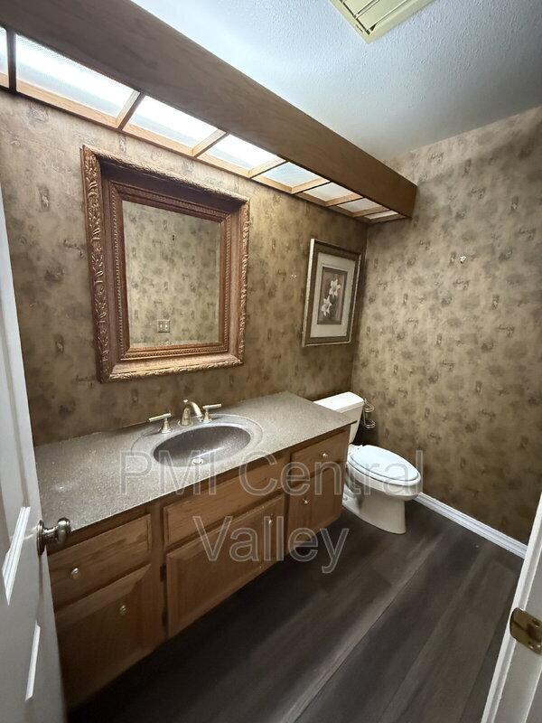 Building Photo - 1725 Edgebrook Dr