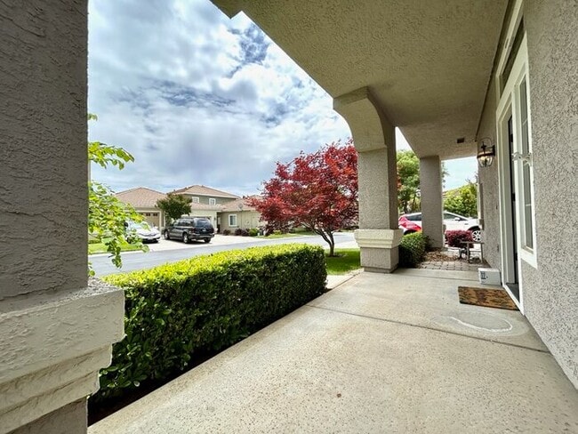 Building Photo - Gated Community! Beautiful 3bd/2.5bth in Folsom