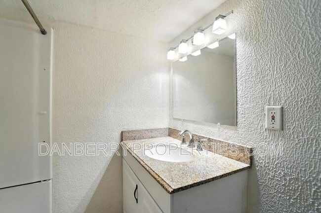 Building Photo - 822 Searles Rd