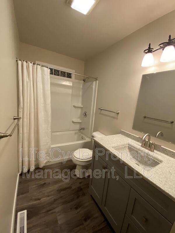 Building Photo - 998 52nd St SE