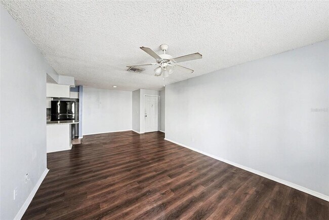 Building Photo - 550 Golden Raintree Pl